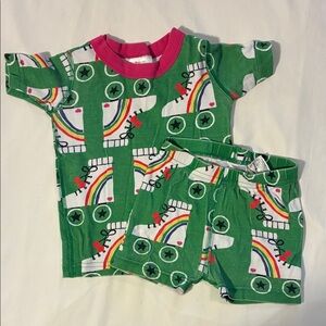 Hanna Andersson Green Rainbow Sneaker Pajama Set with Pink Trim